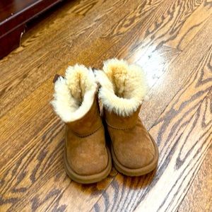 Lightly worn UGG Bailey bow toddler boots. US size 7